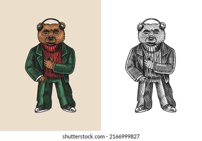 Oso con traje vintage. El personaje animal de moda con un suéter y una chaqueta escucha música en los auriculares. Esbozo dibujado a mano. Aspecto retro. Ilustración grabada de vectores para el logo y tatuaje o camisetas.