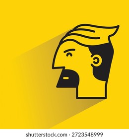 Cara del hombre de la barba con la sombra sobre fondo amarillo