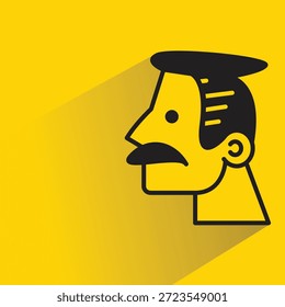 Cara del hombre de la barba con la sombra sobre fondo amarillo