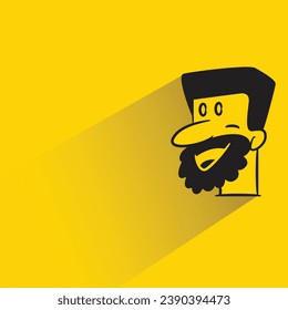 barba hombre con sombra sobre fondo amarillo