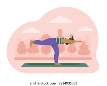 Bärentiger Hipster Mann, der Yoga praktiziert, indem er Krieger 3 auf die Natur stellt. Männchen im Mittelalter, die Fitness-Übungen auf Yoga-Matte im Stadtpark mit Bäumen. Outdoor gesunde Lifestyle-Workout-Szene.