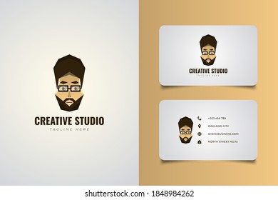 Logo de un hombre con barba con gafas para tu negocio. Adecuado para el logotipo de estudio creativo, la industria de la animación o el negocio de la barbería