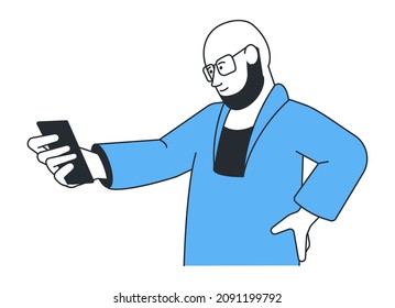 Bärenhafter Mann, der auf das Smartphone schaut. Videoanruf-Kommunikation