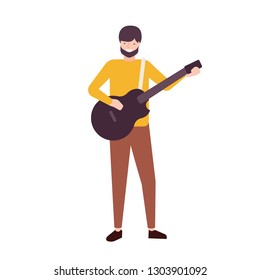 Hombre con barba tocando guitarra y cantando. Músico masculino, cantante o guitarrista cantando canciones en el escenario. Cantante o intérprete musical aislado de fondo blanco. Dibujo vectorial plano.