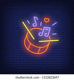 Trommelneonenzeichen schlagen. Rote Trommel mit Stöcken und Melodie-Symbolen. Nachtschwärmer-Werbung. Vektorgrafik im Neonstil für Musik und Parade