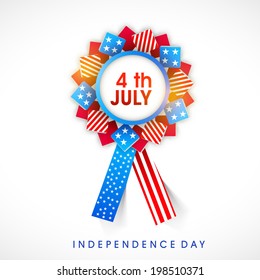Schönes Badge mit stylischem Text am 4. Juli auf grauem Hintergrund für Feierlichkeiten zum Amerikanischen Unabhängigkeitstag. 