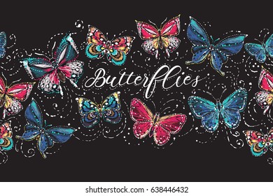 Hermosa composición de camisetas de mariposas. Patrón transparente horizontal. El bordado y las rinocerontes diseñan parches de cristal con la ilustración de los insectos. Aislado sobre fondo negro.
