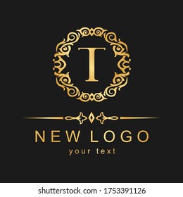 Hermoso logo caligráfico. Carta estampada con un adorno. T