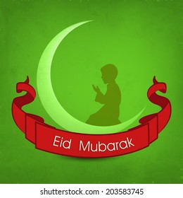 Schöne Eid Mubarak Feiern Poster, Banner oder Flyer Design mit Silhouette eines muslimischen Jungen beten auf einem Halbmond, rotes Band auf grünem Hintergrund.