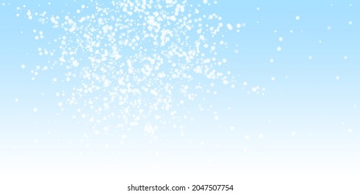 Hermosa caída de la nieve de fondo de Navidad. Sutiles copos de nieve volando y estrellas en el fondo del cielo invernal. Impresionante plantilla de overlay de copos de nieve de plata de invierno. Ilustración vectorial vaciante.