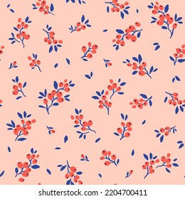 Schönes Blumenmuster in kleinen abstrakten Beeren. Kleine rote Blumen. hellrosa Hintergrund. Ditsy-Druck. Bloraler, nahtloser Hintergrund. Die elegante Vorlage für Modedrucke. Stock-Muster.