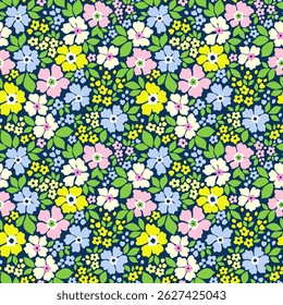 Hermoso patrón floral en Pequeñas flores de moda. Pequeñas flores brillantes de colores. Fondo azul oscuro. Impresión sucia. Fondo floral sin fisuras. Plantilla Liberty para estampados de moda. Patrón de acciones.