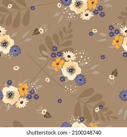 Hermoso patrón floral sin costura con delicadas flores de campo sobre un fondo beige. Dibujo vectorial para el diseño de textiles, tejidos, papel pintado, sitios web y otros. 