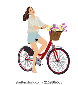 Bella muchacha con ropa de verano monta en bicicleta con una canasta de flores, daffodils y tulipanes. Paseo de verano, viajes. Caricatura plana femenina aislada de fondo blanco. Ilustración vectorial.