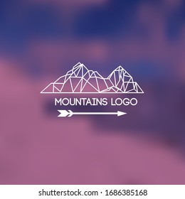 bello emblema de las montañas dibujadas a mano