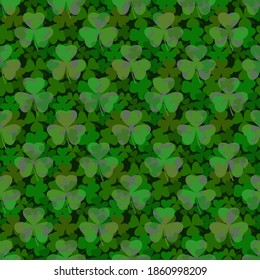 Un bonito y transparente shamrock sobre un fondo verde oscuro. Imagen vectorial de trébol sin costura para la superficie.