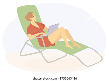 Una hermosa dama está sentada en una tumbona. Una chica mira y trabaja en una laptop. La mujer tiene una figura delgada. Ilustración vectorial.