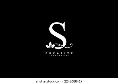 diseño de logotipo de lujo hermoso letra blanca inicial S con un espléndido adorno florido. letra S de tipografía monográfica con decoración de ornamento con motivos florales y de hoja de oro