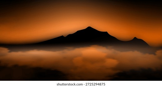 Silueta hermosa de la montaña detrás de las nubes con el fondo anaranjado del cielo