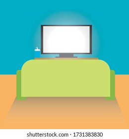 Das schöne Zimmer mit einem Sofa und einem Fernseher ist gerade geöffnet.