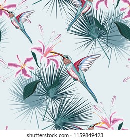 Hermoso fondo vectorial de verano floral sin fisuras con colibrí, flores de lirios rosas tropicales y hojas de palma. Perfecto para fondos de escritorio, fondos de página web, texturas superficiales, textiles. 