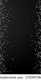 Hermoso fondo navideño de nevadas. Sutiles copos de nieve volando y estrellas de fondo negro. Admirable plantilla de superposición de copos de nieve de plata de invierno. Ilustración vertical maravillosa.