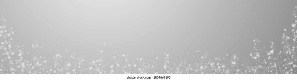 Hermoso fondo navideño de nevadas. Sutiles copos de nieve volando y estrellas de fondo gris. Moda de superposición de copos de nieve de plata de invierno audaz. Ilustración panorámica bonita.