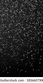 Hermoso fondo navideño de nevadas. Sutiles copos de nieve volando y estrellas de fondo negro. Atractiva plantilla de superposición de copos de nieve de plata de invierno. Ilustración vertical radiante.