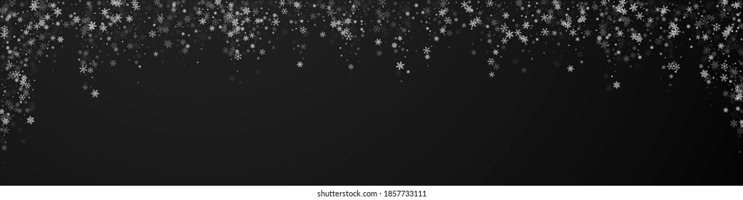 Schöner, schneebedeckter Weihnachtshintergrund. Subtile fliegende Schneeflocken und Sterne auf schwarzem Hintergrund. Atemberaubende Winterschneeflocke. Wunderbare Panoramabildung.
