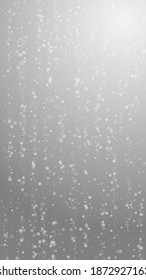 Schöner, schneebedeckter Weihnachtshintergrund. Subtile fliegende Schneeflocken und Sterne auf grauem Hintergrund. Alive Winter Silber Schneeflocken Overlay Vorlage. Tolle vertikale Illustration.