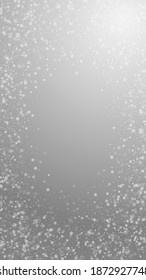 Hermoso fondo navideño de nevadas. Sutiles copos de nieve volando y estrellas de fondo gris. Plantilla de superposición de copos de nieve de plata de invierno real. Divina ilustración vertical.