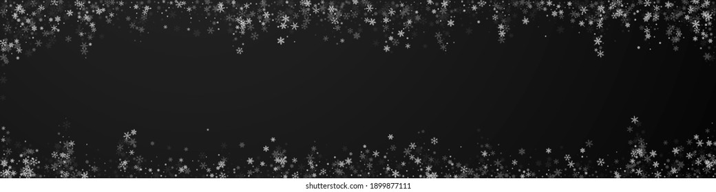 Schöner, schneebedeckter Weihnachtshintergrund. Subtile fliegende Schneeflocken und Sterne auf schwarzem Hintergrund. Atemberaubende Winterschneeflocke. Faszinierende Panoramabildung.