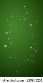 Hermoso fondo de navidad de nevadas. Sutiles copos de nieve volando y estrellas sobre fondo verde navideño. Hermosa plantilla de superposición de nevadas. Ilustración vectorial vertical.