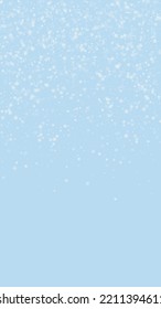 Hermoso fondo de navidad de nevadas. Sutiles copos de nieve volando y estrellas en el fondo azul claro del invierno. Hermosa plantilla de superposición de nevadas. Ilustración vectorial vertical.