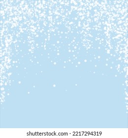Hermoso fondo de navidad de nevadas. Sutiles copos de nieve volando y estrellas en el fondo azul claro del invierno. Hermosa plantilla de superposición de nevadas. Ilustración vectorial cuadrada.