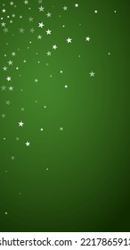 Hermoso fondo de navidad de nevadas. Sutiles copos de nieve volando y estrellas sobre fondo verde navideño. Hermosa plantilla de superposición de nevadas. Ilustración vectorial vertical.