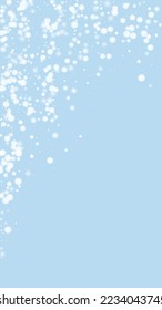 Schöner Schneefall-Weihnachtshintergrund. Subtile fliegende Schneeflocken und Sterne auf hellblauem Winterhintergrund. Schöne Schneefall-Overlay-Vorlage. Vertikale Vektorgrafik.
