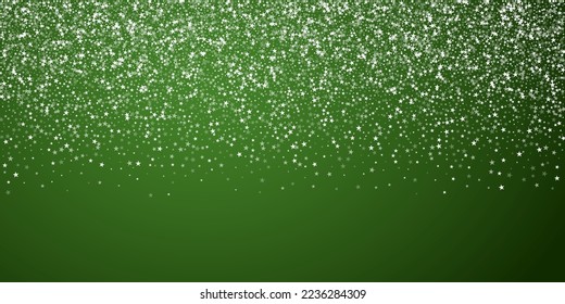 Hermoso fondo de navidad de nevadas. Sutiles copos de nieve volando y estrellas sobre fondo verde navideño. Hermosa plantilla de superposición de nevadas. Ilustración vectorial amplia.