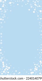 Schöner Schneefall-Weihnachtshintergrund. Subtile fliegende Schneeflocken und Sterne auf hellblauem Winterhintergrund. Schöne Schneefall-Overlay-Vorlage. Vertikale Vektorgrafik.
