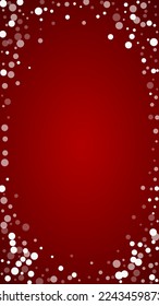 Schöner Schneefall-Weihnachtshintergrund. Subtile fliegende Schneeflocken und Sterne auf christlich-rotem Hintergrund. Schöne Schneefall-Overlay-Vorlage. Vertikale Vektorgrafik.