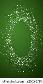 Hermoso fondo de navidad de nevadas. Sutiles copos de nieve volando y estrellas sobre fondo verde navideño. Hermosa plantilla de superposición de nevadas. Ilustración vectorial vertical.