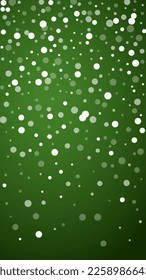 Hermoso fondo de navidad de nevadas. Sutiles copos de nieve volando y estrellas sobre fondo verde navideño. Hermosa plantilla de superposición de nevadas. Ilustración vectorial vertical.