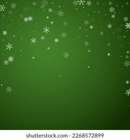 Hermoso fondo de navidad de nevadas. Sutiles copos de nieve volando y estrellas sobre fondo verde navideño. Hermosa plantilla de superposición de nevadas. Ilustración vectorial cuadrada.