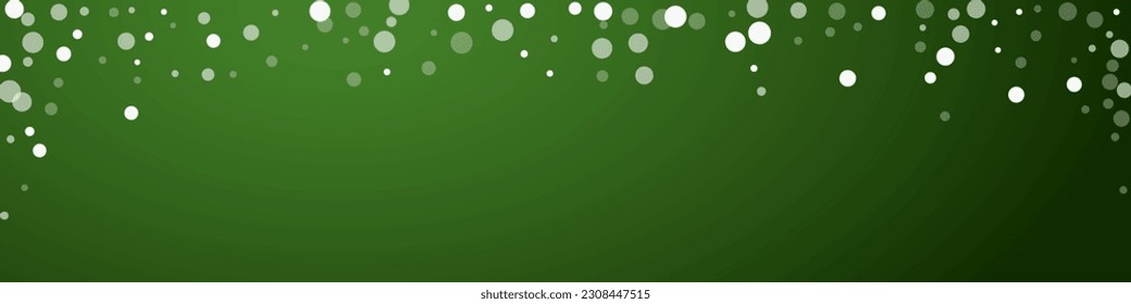 Hermoso fondo de navidad de nevadas. Sutiles copos de nieve volando y estrellas sobre fondo verde navideño. Hermosa plantilla de superposición de nevadas. Ilustración de vector panorámica.