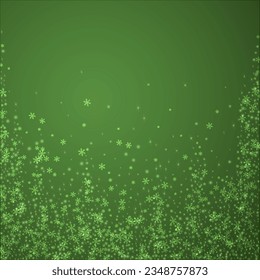 Hermoso fondo de navidad de nevadas. Sutiles copos de nieve volando y estrellas sobre fondo verde navideño. Hermosa plantilla de superposición de nevadas. Ilustración vectorial cuadrada.
