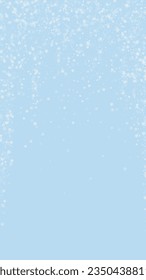 Hermoso fondo de navidad de nevadas. Sutiles copos de nieve volando y estrellas en el fondo azul claro del invierno. Hermosa plantilla de superposición de nevadas. Ilustración vectorial vertical.