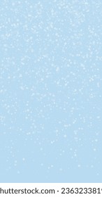 Hermoso fondo de navidad de nevadas. Sutiles copos de nieve volando y estrellas en el fondo azul claro del invierno. Hermosa plantilla de superposición de nevadas. Ilustración vectorial vertical.