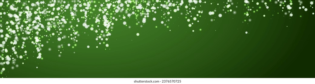 Schöner Schneefall-Weihnachtshintergrund. Subtile fliegende Schneeflocken und Sterne auf Weihnachtsgrünem Hintergrund. Schöne Schneefall-Overlay-Vorlage. Panoramavektorgrafik.
