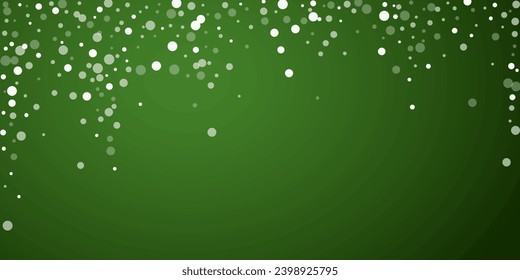 Hermoso fondo de navidad de nevadas. Sutiles copos de nieve volando y estrellas sobre fondo verde navideño. Hermosa plantilla de superposición de nevadas. Ilustración vectorial amplia.