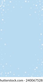 Hermoso fondo de navidad de nevadas. Sutiles copos de nieve volando y estrellas en el fondo azul claro del invierno. Hermosa plantilla de superposición de nevadas. Ilustración vectorial vertical.